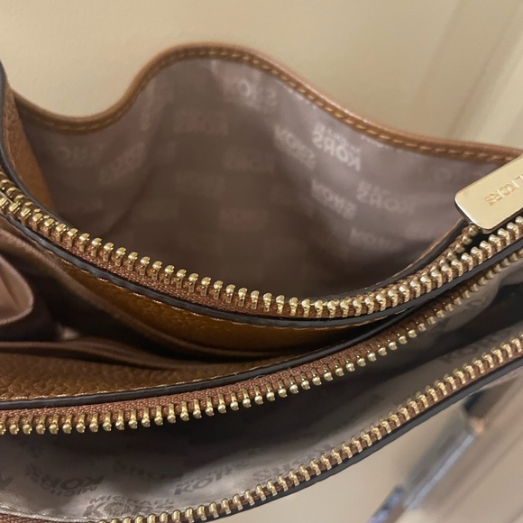 Michael Kors crossbody purse - Picture 3 of 3